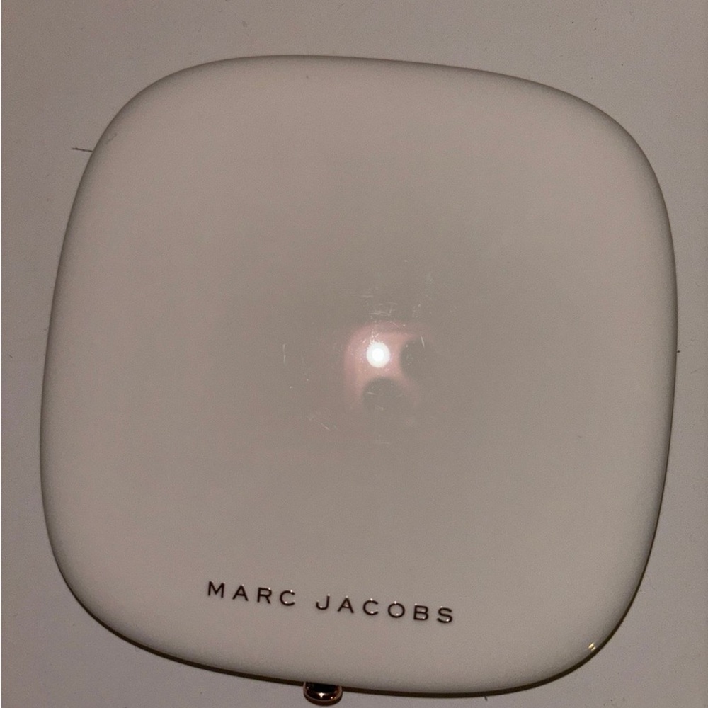 Marc Jacobs White Compact